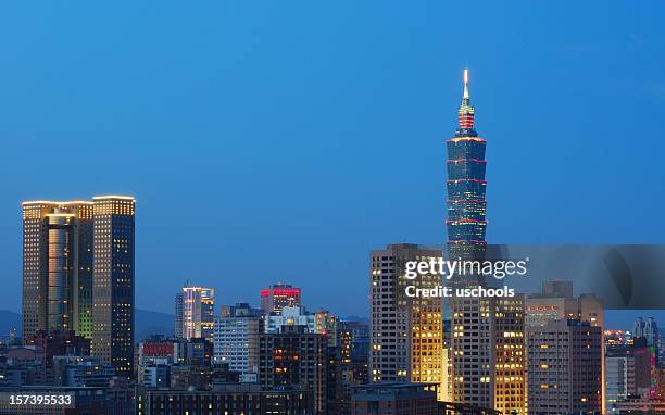 taipei skyline at twilight - taipei market stock pictures, royalty-free photos & images