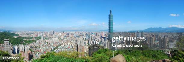 view of taipei skyline on a cloudless sunny day - 101 stockfoto's en -beelden