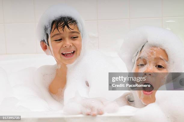 boy and girl in buble bath - bubbelbad stockfoto's en -beelden