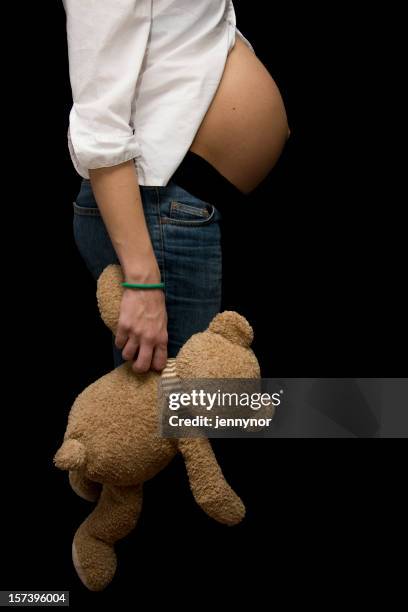 chica joven embarazada sosteniendo un teddybear - embarazo de adolescente fotografías e imágenes de stock