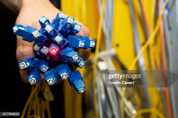 engenheiro elétrico segura um punhado de fibra óptica - fio de computador imagens e fotografias de stock