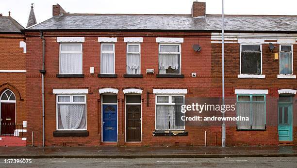 typical british working-class homes-see lightboxes below for more - manchester engeland stockfoto's en -beelden