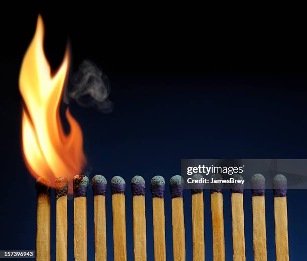 los partidos de madera forrada con como incendio dominó, aproximadamente a quemar - match lighting equipment fotografías e imágenes de stock