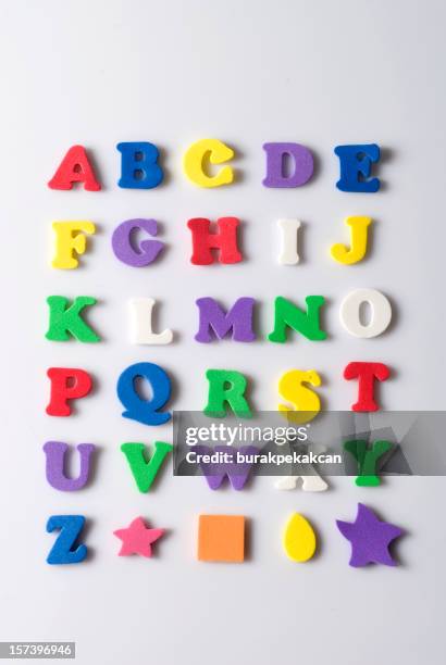 caoutchouc de lettres et de formes sur fond blanc - ordre alphabétique photos et images de collection