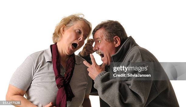matura coppia litigare - furioso foto e immagini stock