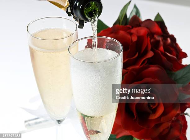 valentinstag-champagner für zwei - champagner gläser mit flasche unscharfer hintergrund stock-fotos und bilder
