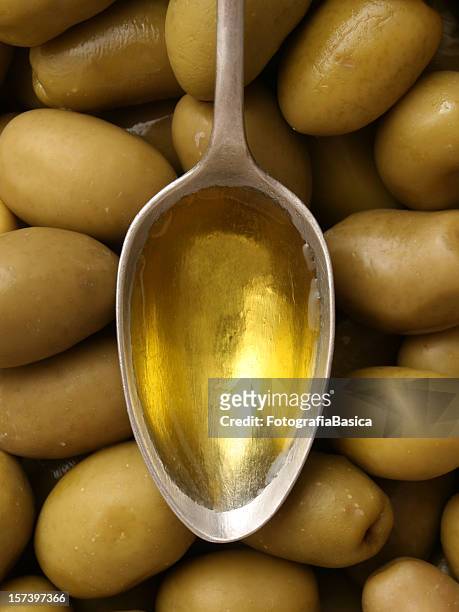 olive olivenöl - fotografia da studio stock-fotos und bilder