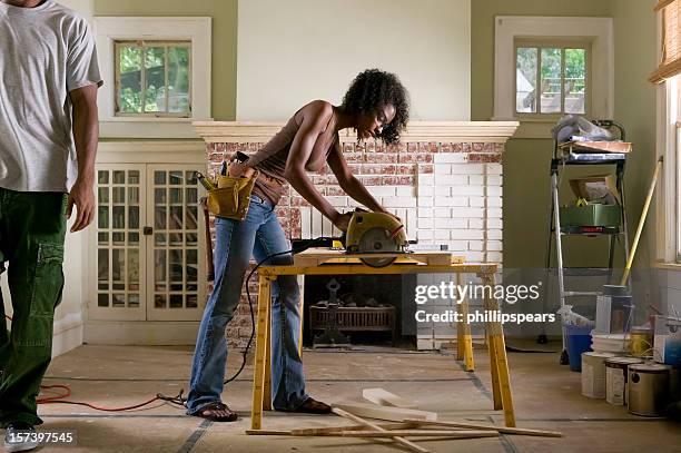 pareja afroamericana remodelación de interior de la casa. - sierra circular fotografías e imágenes de stock