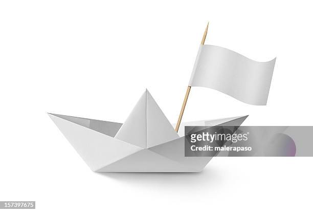 papierschiff mit flagge - paper boat stock-fotos und bilder