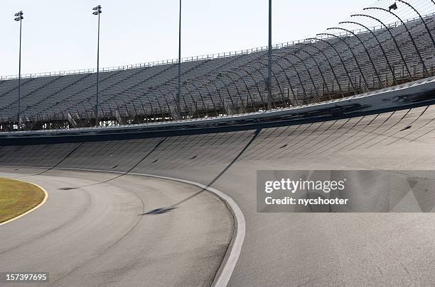 haarnadelkurve - nascar rennen stock-fotos und bilder