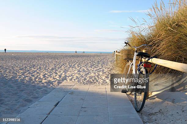 vintage fahrrad am strand - beach fence stock-fotos und bilder