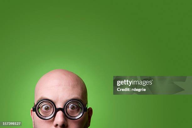 tecnología. echar un vistazo - calvo fotografías e imágenes de stock