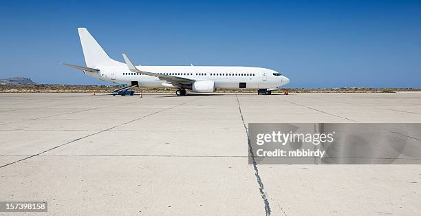 airplane loading on airport - vliegveld stockfoto's en -beelden