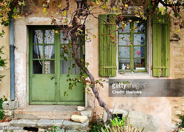 devant d'une maison médiévale - provence alpes côte d'azur photos et images de collection
