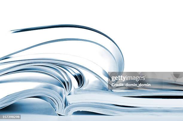 öffnen sie bücher, zeitschriften, isoliert auf weiß, seitliche ansicht blau getönt - artikel publikation stock-fotos und bilder