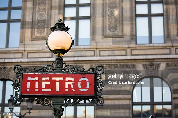 red metro sign with light in paris, france - musée du louvre stockfoto's en -beelden