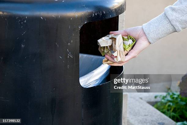 femme pas de recyclage. - corbeille à papier photos et images de collection