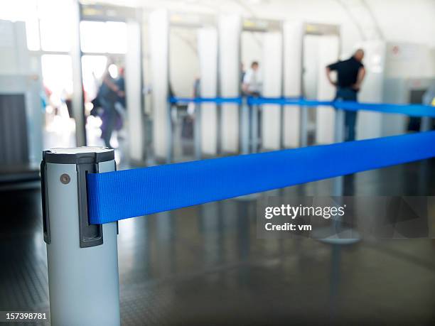 punto di controllo - airport security foto e immagini stock