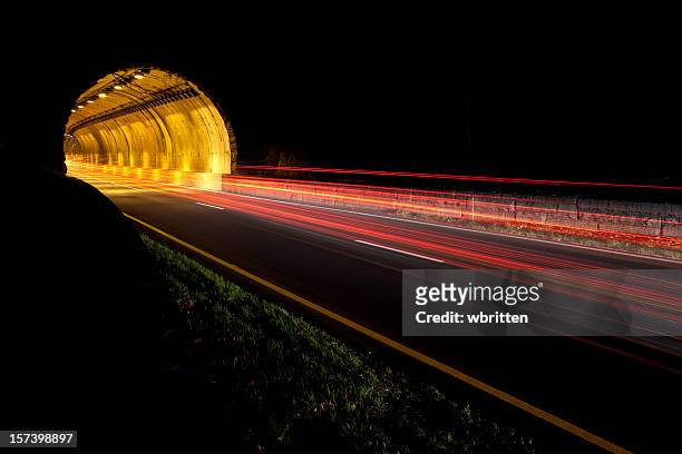 el túnel en la noche borrosa luces de coche - túnel de carretera fotografías e imágenes de stock