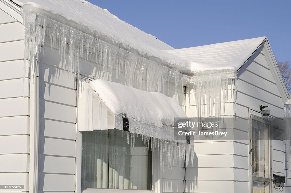 Extreme Icicles, Schnee Haus Dach nach Winter Schneesturm; bei Beschädigung