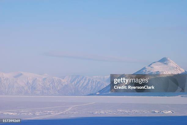 admiralty inlet, baffin island. - toendra stockfoto's en -beelden