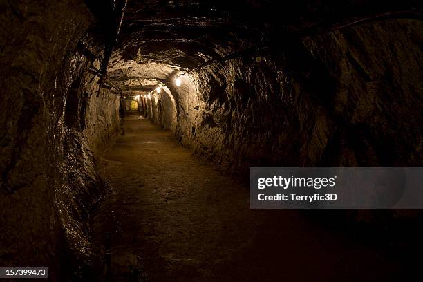 luce nel buio sterling hill, nj miniera tunnel - zinc mining foto e immagini stock