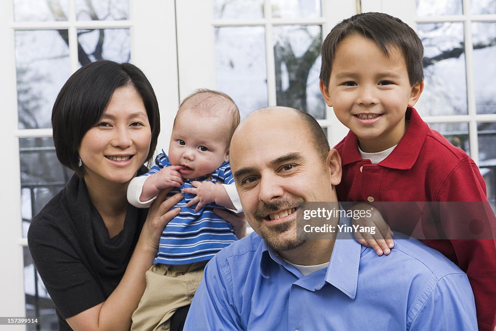 Multi-ethnique famille avec asiatique joyeuse domestique dans un cadre résidentiel