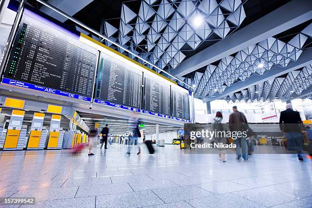 flughafen - airport terminal interior stock-fotos und bilder