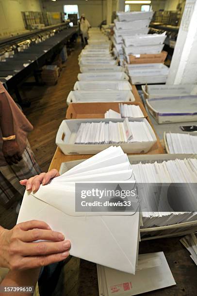 masa de mensajes de funcionamiento - oficina de clasificación postal fotografías e imágenes de stock