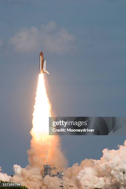 a space shuttle being launched into the sky - ruimteshuttle atlantis stockfoto's en -beelden