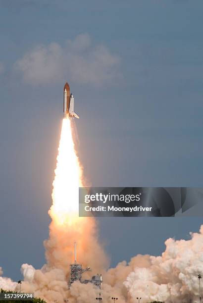 a space shuttle being launched into the sky - taking off bildbanksfoton och bilder