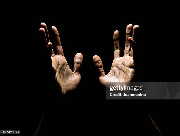 manos hacia el cielo - haitian ethnicity fotografías e imágenes de stock