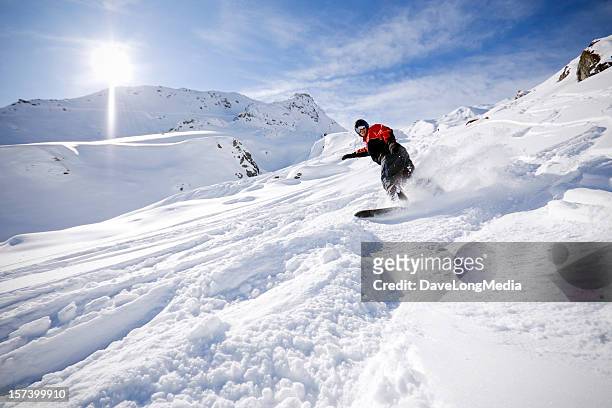 snowboarder in die alpen - wintersport stock-fotos und bilder