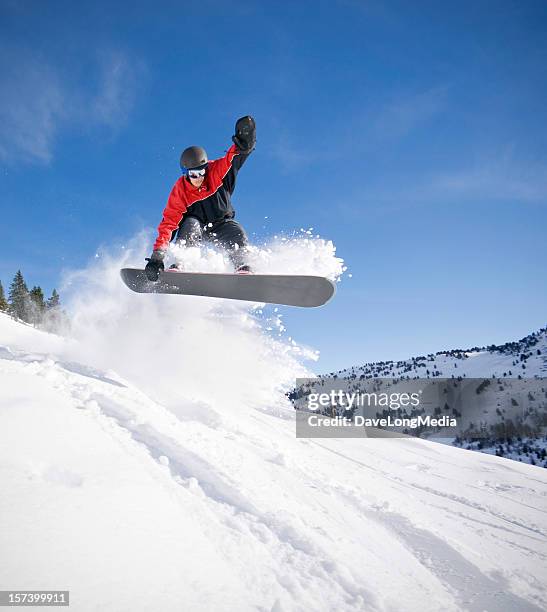 snowboarder springen bei tiefem schnee - snowboard stock-fotos und bilder