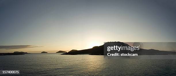 lever du soleil au-dessus de volcans îles galapagos - chapeau chinois photos et images de collection