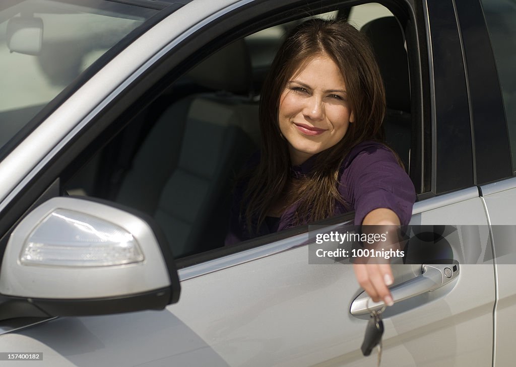 Jeune femme dans la voiture