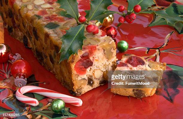 weihnachten frucht kuchen & peppermint candy cane, urlaub dessert essen hintergrund - fruitcake stock-fotos und bilder