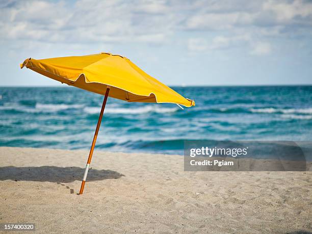 sunchairs y sombrilla en la playa - sombrilla fotografías e imágenes de stock