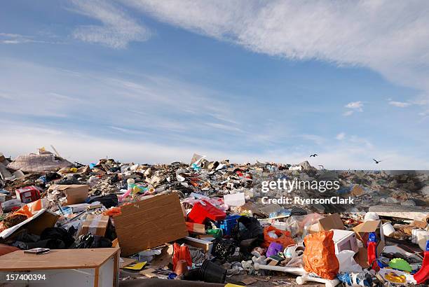 müllkippe in kanadas arctic stadt yellowknife an. - landfill stock-fotos und bilder