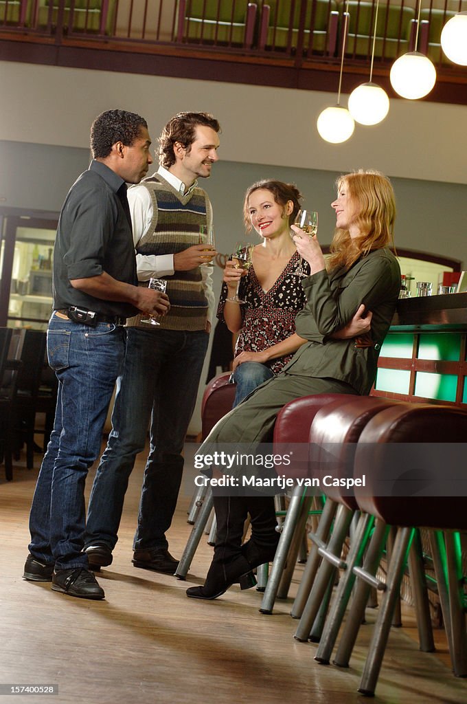 Amigos en un Bar