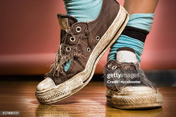 grunge sneaker - beaten up stockfoto's en -beelden