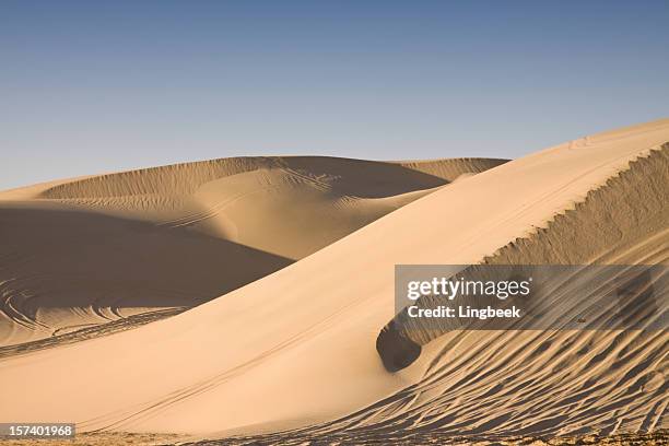 sealine desert in qatar - qatar desert stock pictures, royalty-free photos & images