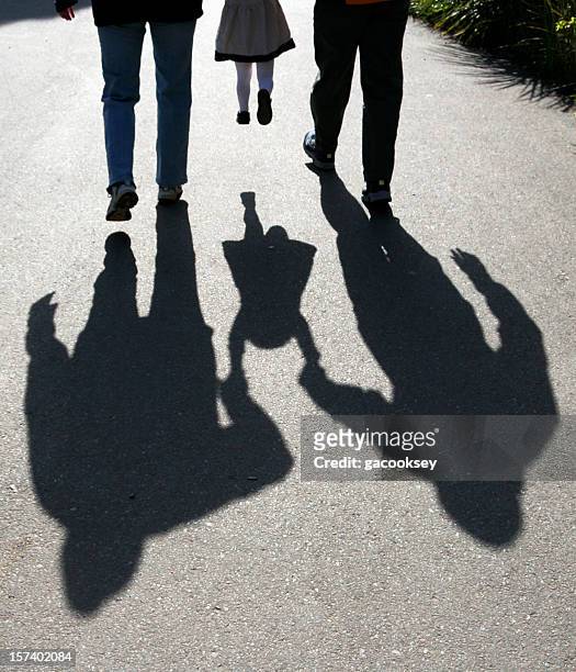 ombre di genitori bambino di sollevamento - ombra foto e immagini stock