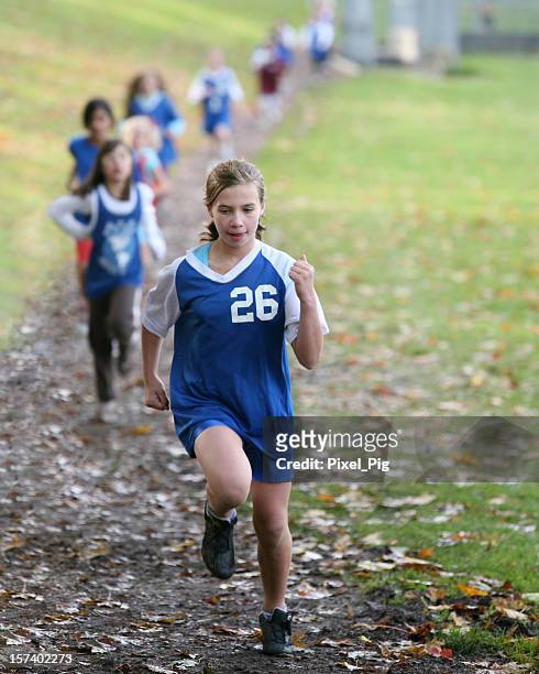 chica en el campo de la raza en - cross country running fotografías e imágenes de stock