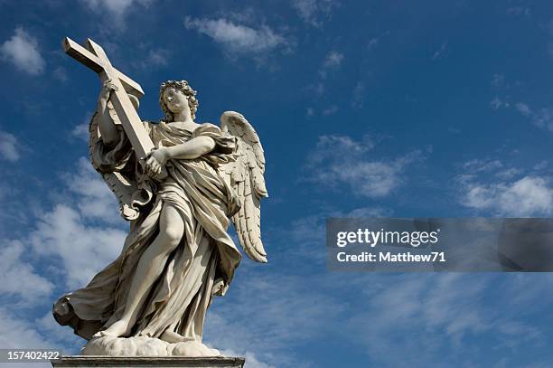 ángel con cruzamiento - vatican fotografías e imágenes de stock