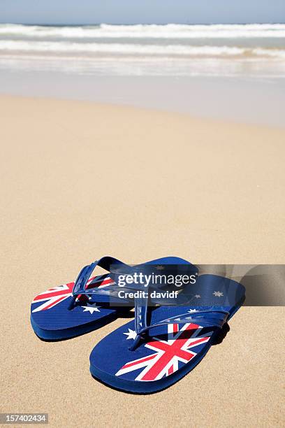 playa thongs australianos - día de australia fotografías e imágenes de stock