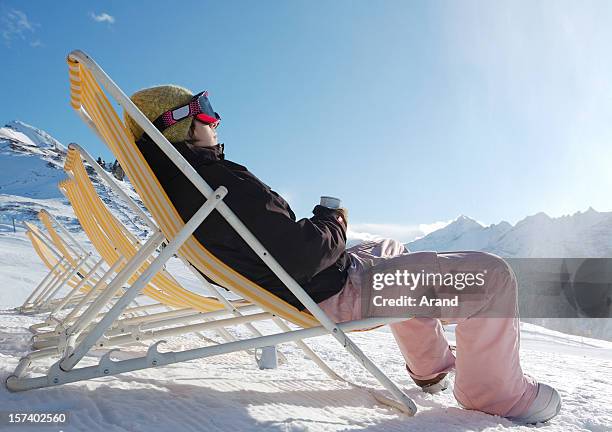 lounge-liegestühle - ski im schnee stock-fotos und bilder