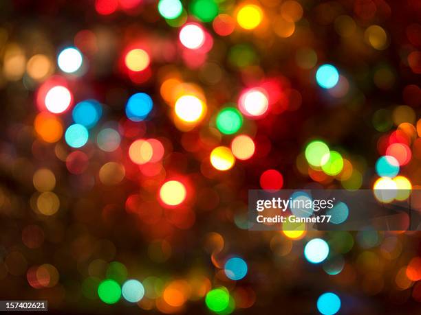defocussed luces de navidad - colorful lights fotografías e imágenes de stock