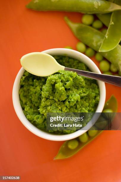 pureed peas for baby - pureed stockfoto's en -beelden