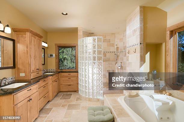 moderno baño con ducha, abierto, bañera de hidromasaje - glass cube fotografías e imágenes de stock